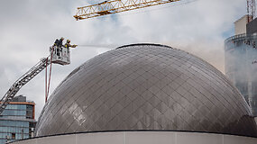 Vilniuje užsiliepsnojo planetariumo stogas: sutelktos gausios ugniagesių pajėgos