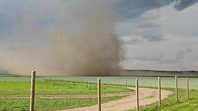 Kvapą gniaužiantis vaizdas iš Trakų rajono: užfiksuotas viesulas?