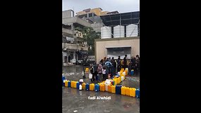 Palestiniečiai stovi eilėje prie vandens
