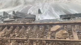 Siaubą keliantis vaizdas iš važiuojančio traukinio: bėgius šalimais nuplovė vanduo