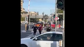 Akimirka, kai užpuolikai pradėjo šaudyti Jeruzalės autobusų stotelėje