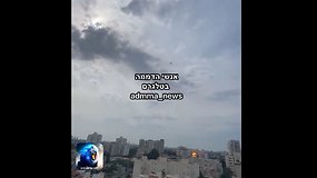 Momentas, kai raketa pataiko į pastatą Tel Avive