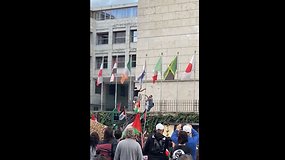 Romoje per mitingą Palestinai paremti nuplėšta Izraelio vėliava