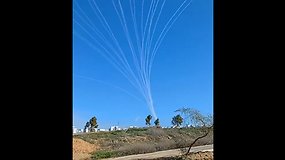 Bauginantys vaizdai, kaip raketa iš Gazos nukrenta šalia grupės izraeliečių