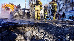 Po Rusijos atakos Chersone – sudegęs automobilis ir du negyvi žmonės