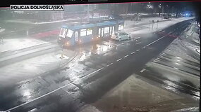 Drama Vroclave: į tramvajų trenkėsi automobilis, jo bagažinėje vežtas vyras žuvo