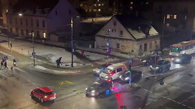 Vilniuje sankryžoje susidūrė keli automobiliai