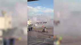Denverio oro uoste užsidegė &bdquo;American Airlines&ldquo; lėktuvas: keleiviai buvo priversti evakuotis