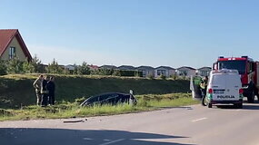 Po susidūrimo su &scaron;iuk&scaron;liaveže VW atsidūrė griovyje