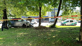 Vilniuje automobilis rėžėsi į stotelę &ndash; žuvo mergina