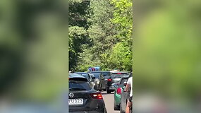 Greitosios pagalbos automobilis įstrigo spūstyje prie Žaliųjų ežerų