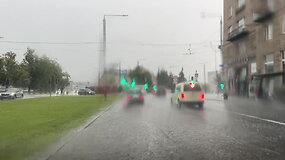 Vilnius &bdquo;plaukia&ldquo;: pamatykite, kaip staigi liūtis apsunkino eismo sąlygas Vilniuje