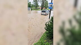 Po stiprios liūties kai kurios Kauno gatvės &ndash; sunkiai įveikiamos