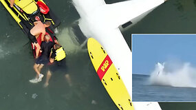 Lėktuvas trenkėsi į vandenį ir vertėsi: dronas užfiksavo, kaip i&scaron;gelbėtas pilotas