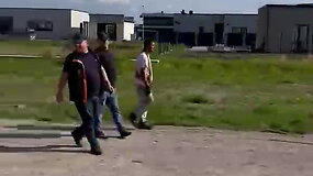 Valdo gatvelę asfaltavę darbininkai