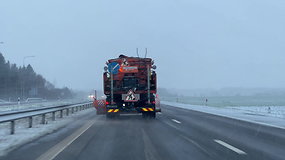 Netikėtos eismo sąlygos keliuose: pūga ties Kryžkalniu