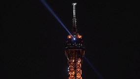Nuo šiol Eifelio bokštas švies trumpiau – paryžiečiai pradeda taupyti energiją