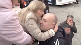 Prasidėjus dalinei mobilizacijai Rusijoje, artimųjų ašaros ir atsisveikinimai