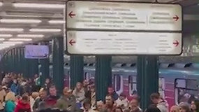 Kovos dvasia netyla – metro besislepiantys ukrainiečiai dainuoja liaudiškas dainas