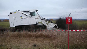 Ukraina įsigijo pirmąją išminavimo mašiną – visų sprogmenų sunaikinimui šalyje prireiks dešimtmečio