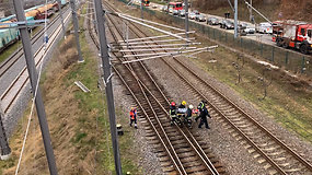 Nufilmuota, kaip gelbėjamas geležinkelyje nuo elektros nukentėjęs medikas