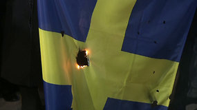Švedijoje sudeginus Koraną, per musulmonų protestus padegta Švedijos vėliava