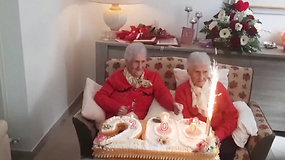 Italijoje dvynės mini „200-ąjį“ gimtadienį: senjores sveikino 50 anūkų ir pronūkių