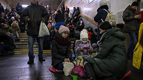 Kyjive driokstelėjus Rusijos raketoms, miestiečiai vėl slepiasi metro