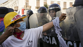 Kruvini protestai Peru: „Perimkime Limą“ ir reikalavimai prezidentei atsistatydinti