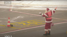 Vilniaus oro uosto apsaugos kameros užfiksavo netikėtą vaizdą: lėktuvus tupdė Kalėdų Senelis