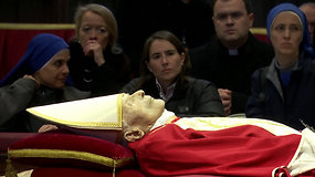 Romoje – tūkstančiai turistų: atsisveikinama su buvusiu popiežiumi Benediktu XVI
