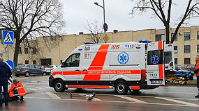 Vilniuje paspirtukas atsitrenkė į elektrinį BMW: prireikė ir medikų pagalbos