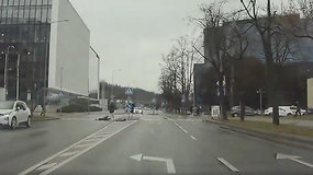 Nufilmuota avarija Vilniuje, kaip paspirtukas, lėkdamas per perėją, atsitrenkė į BMW