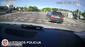 Nufilmuota, kaip Vilniuje policija gaudė vogtu VW sprukusį kalinį