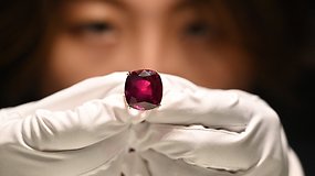 Brangakmenių pasaulyje – naujas karalius: Sotheby's aukcione parduotas brangiausias rubinas planetoje