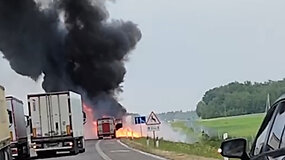 Autostradoje Vilnius&ndash;Panevėžys užsiliepsnojo žvakių pilnas krovinys