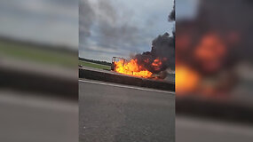 Sunkvežimio su žvakių kroviniu gaisras greitkelyje A2
