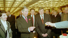 Pamatykite patys: istoriniai kadrai iš Karolio III vizito 2001-ųjų Vilniuje, šiltas priėmimas Seime ir princo paroda
