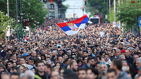 Belgrade į gatves išėjo dešimtys tūkstančių žmonių: protestuoja dėl smurto protrūkio ir valdžios neveiksnumo