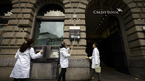 Šveicarijoje – neįprastas protestas: kodėl mokslininkai susitiko apvalyti banką?