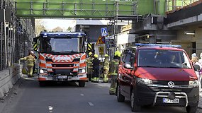 Helsinkyje sugriuvo laikinas pėsčiųjų tiltas – 27 jaunuoliai sužeisti