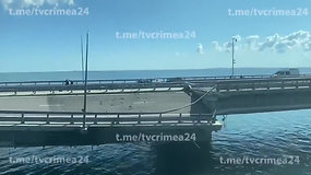 Vaizdo įraše matyti pažeistos Krymo tilto konstrukcijos: eismas sustabdytas, tačiau priežastys nenurodomos
