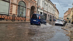 Po liūties sostinės Trakų gatvėje patvino vanduo, semiami automobiliai