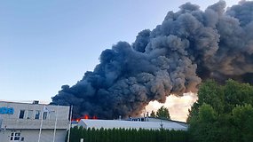 Kaišiadoryse paryčiais liepsnojo langų ir durų gamykla, užfiksuotas gaisras piko metu