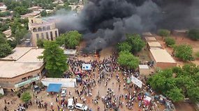 Dronu filmuotoje medžiagoje matyti, kaip dega Nigerio valdančiosios partijos būstinė