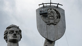 Kyjive prasidėjo sovietinio herbo demontavimo darbai: paminklas „Tėvynė“ gaus naują simbolį