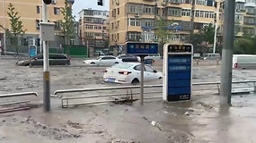 Pekine – aukščiausio lygio potvynis: upėmis virtusios magistralės ir plaukiantys autobomiliai