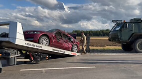 Radvili&scaron;kio rajone lengvasis automobilis susidūrė su Lietuvos kariuomenės sunkvežimiu