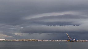 Į Klaipėdą atslinko dangų temdanti audra