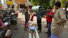 Indija tiria galimas su karščiu susijusias mirtis, šiaurinius regionus alina karščio banga
